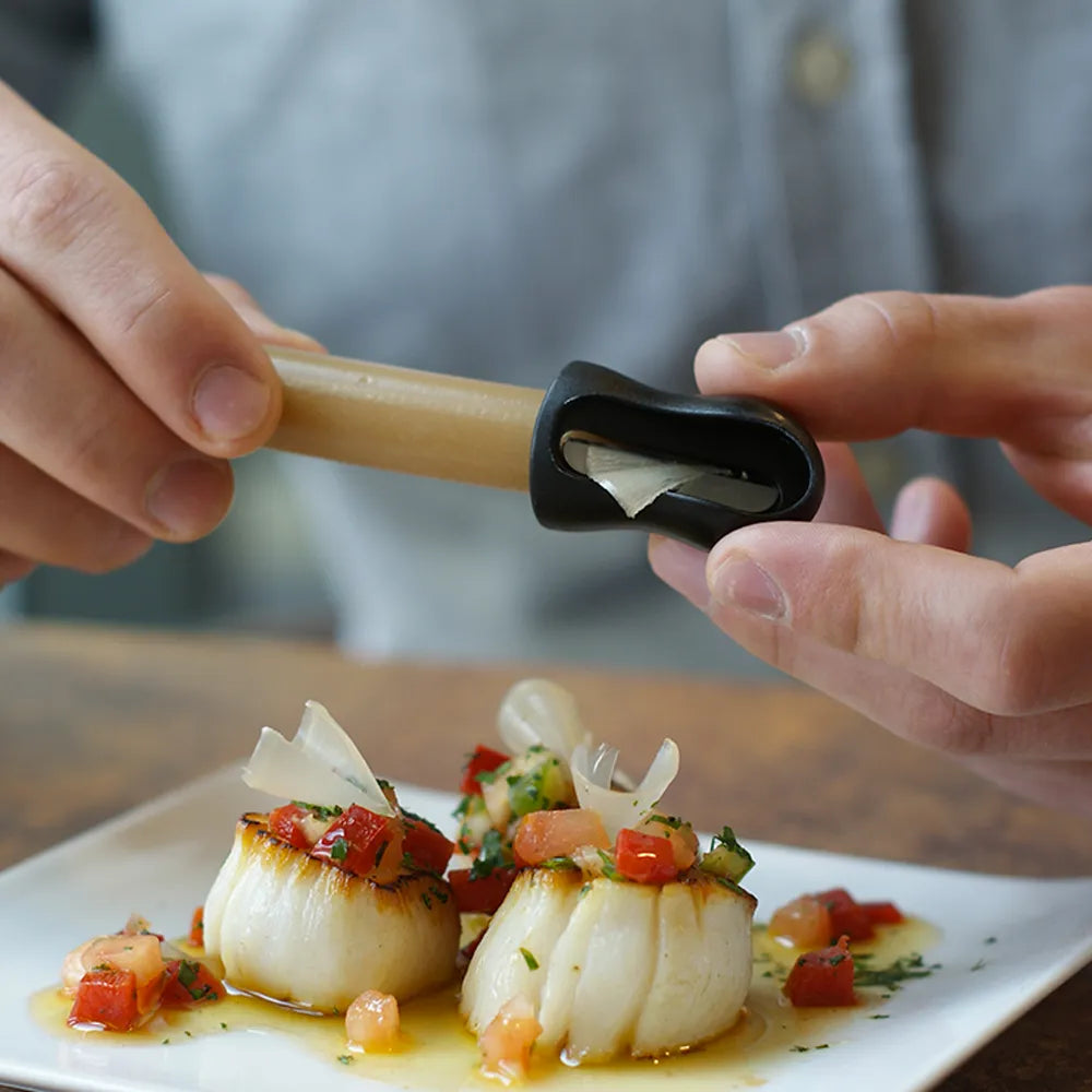 Plat de poisson avec le crayon à assaisonner citron confit