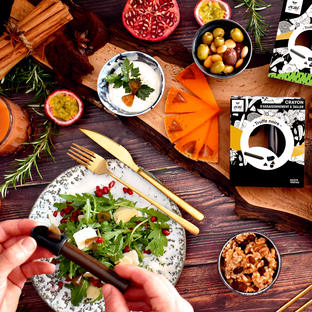 Une table avec de la nourriture et des copeaux du crayon d'assaisonnement à la Truffe noir