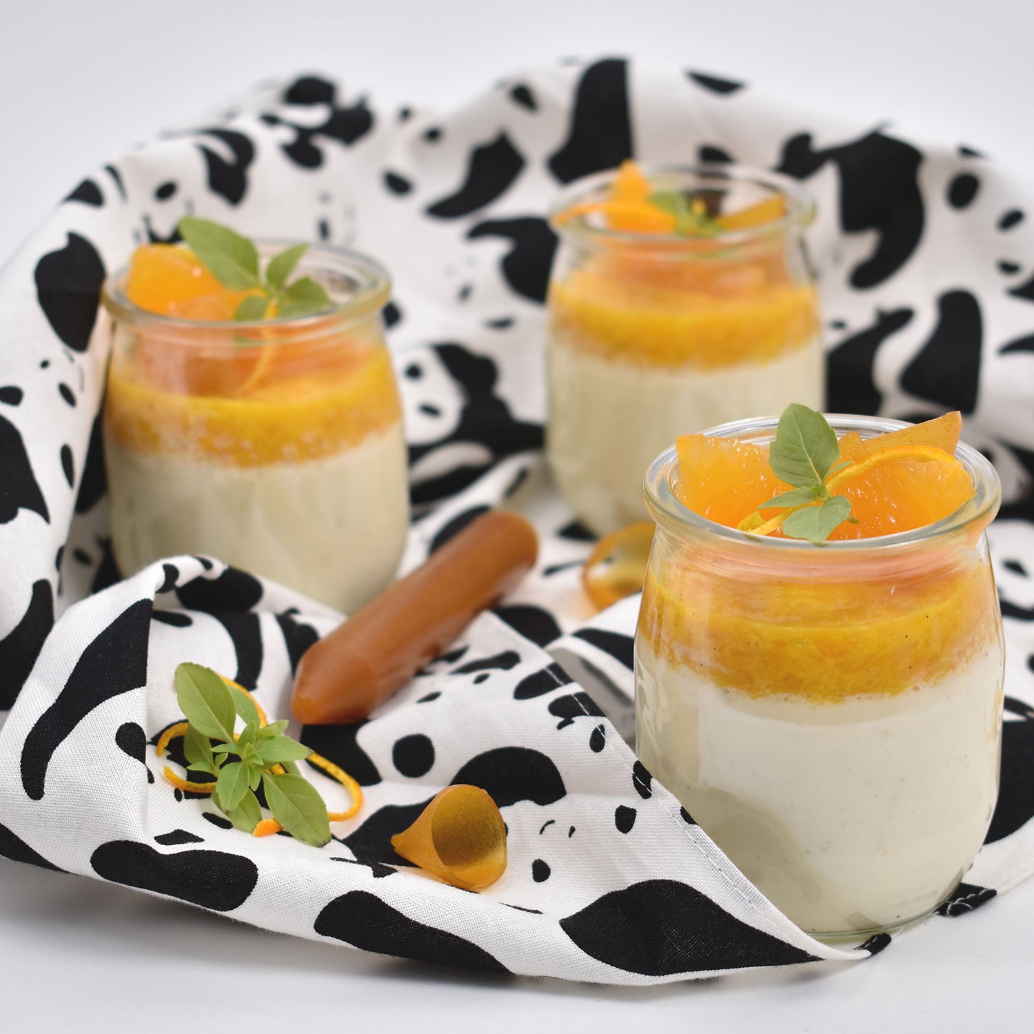 Pannacotta dessert avec le crayon alimentaire safran