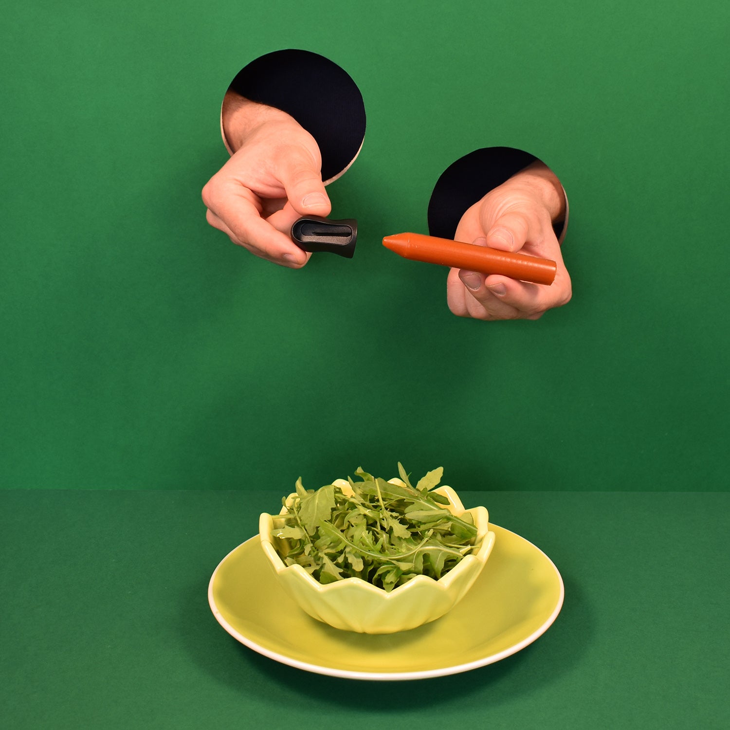 Des mains qui tiennent le crayon alimentaire au piment et ail d'ocni