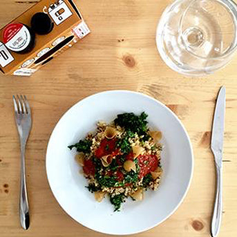 Quinoa, sauce tomates, copeaux piment et ail et coriandre hachée